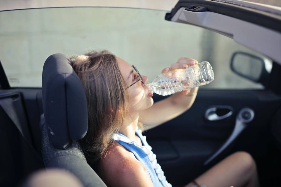 Deojka pije vodu iz plastične flaše